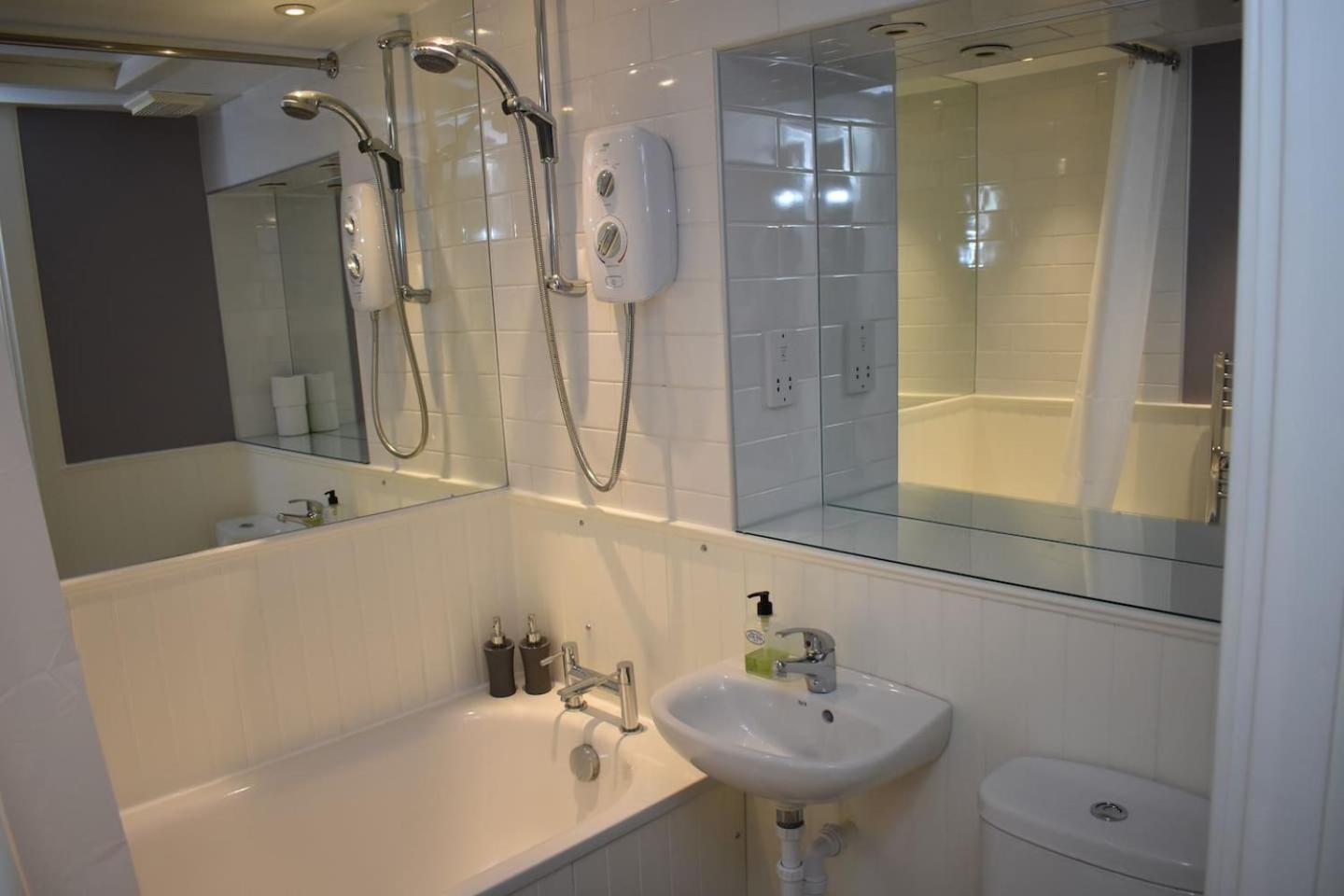 West Port - 2Br In The Heart Of The Old Town Just Off The Grassmarket Edinburg Exteriör bild